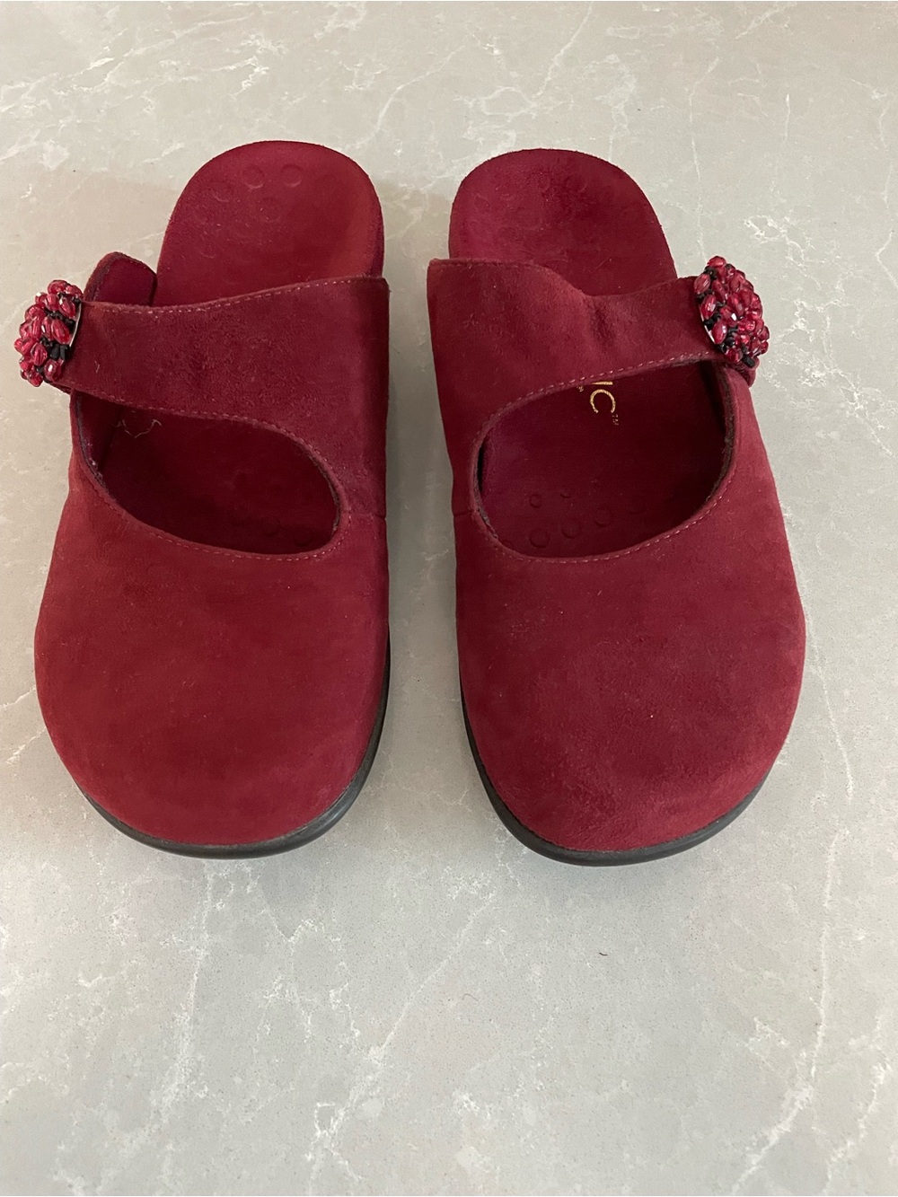Vionic Joan Clogs Women 9 Burgundy Suede Beaded Strap Orthotic Mules Slides